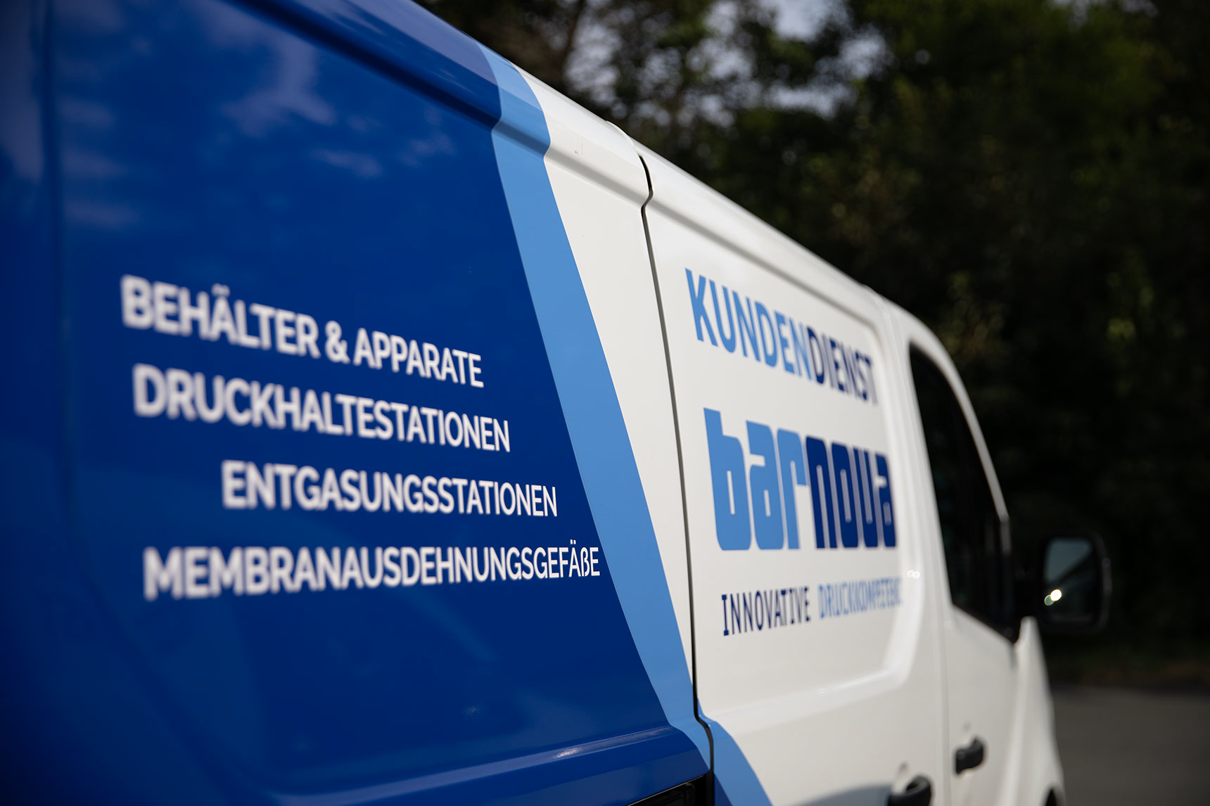 Barnova Kundendienstfahrzeug mit Leistungsübersicht auf der Fahrzeugseite